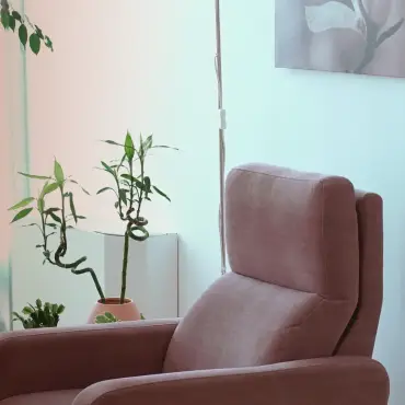 sillon-junto-ventanal-plantas-oscurecido