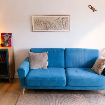 Quiénes somos 30 despacho3.1-sofa-azul